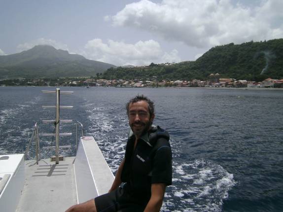No barco de mergulho em St. Pierre, no norte de Martinica, com o Mount Pelée ao fundo